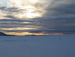 <눈밭으로 쏟아지는 석양>